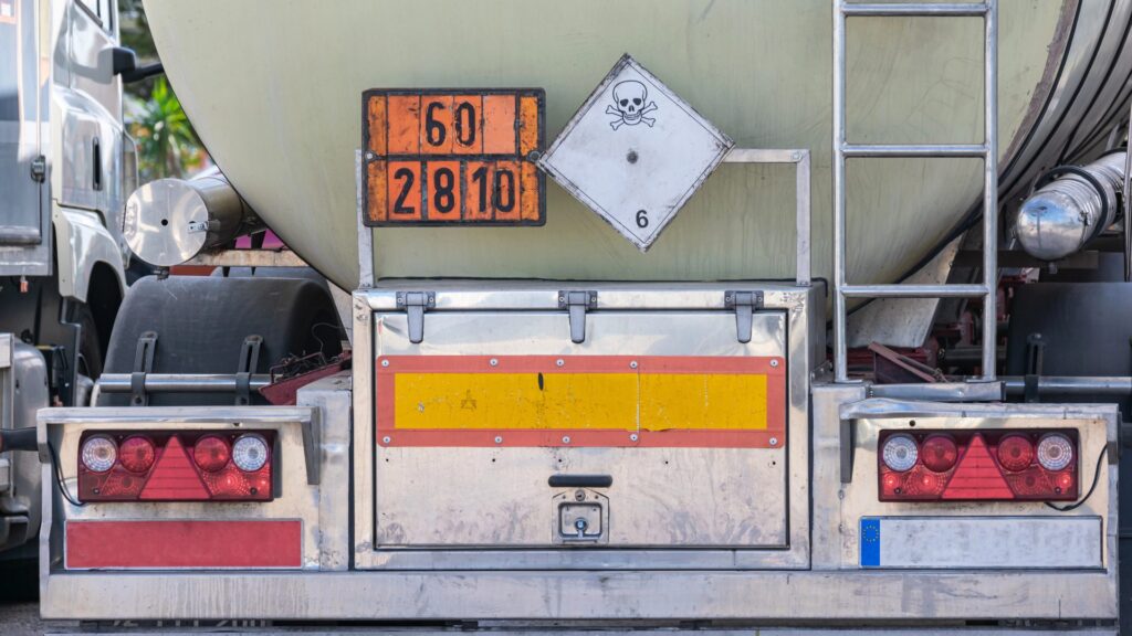 Tankwagen mit orangener Gefahrgut-Warntafel